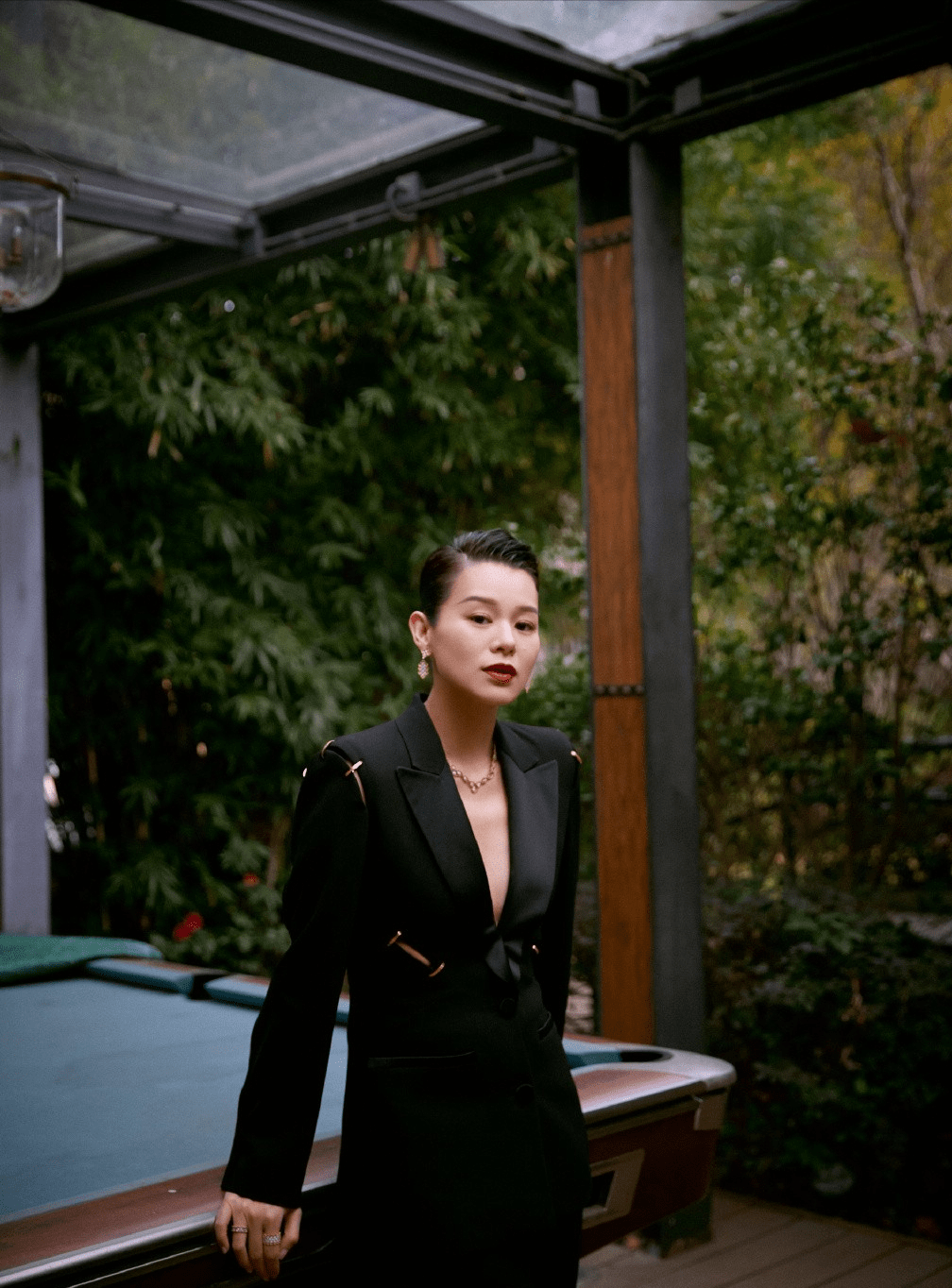 原创胡杏儿长相耐看有韵味穿一袭高级黑长裙全身透着优雅贵气范