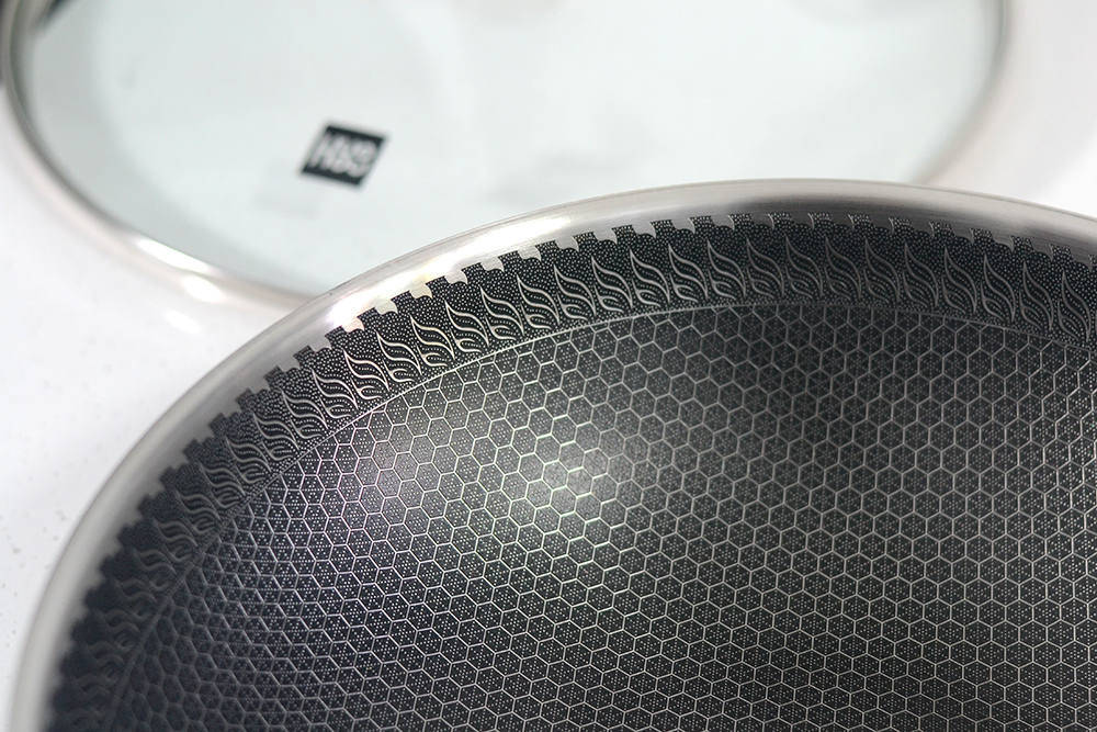 体验火候新款不锈钢网纹不沾锅三层复合锅体双层不沾涂层