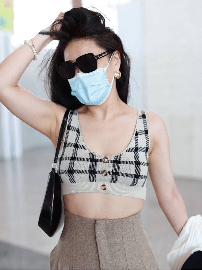 袁娅维格纹小背心 卡其色高腰西裤 礼帽性感热辣