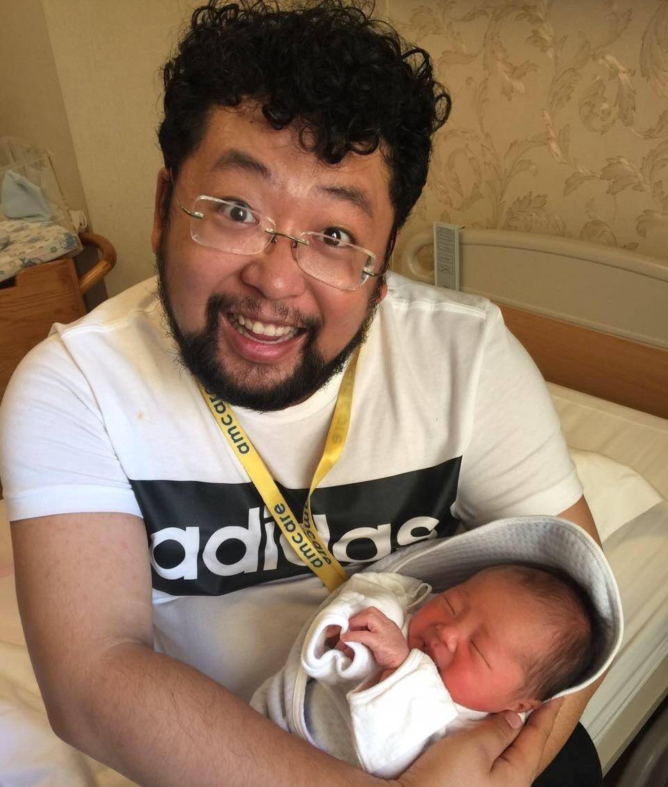 儿子出生后,修睿却不再像从前那么懒惰了,开始下厨做饭,帮着妻子带