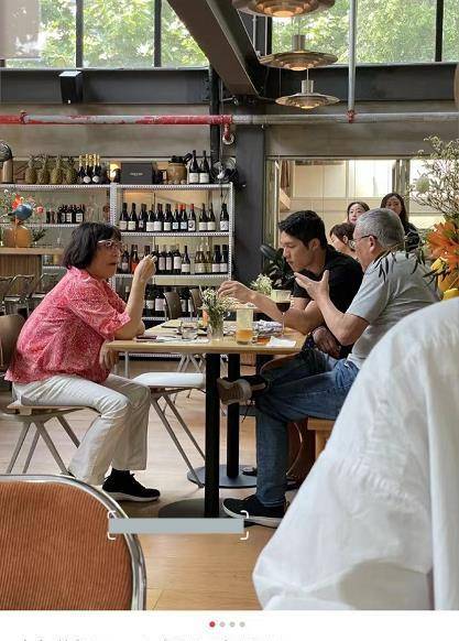 吴永恩裸露双腿的照片显示,虽然他没有穿黑色马球衫