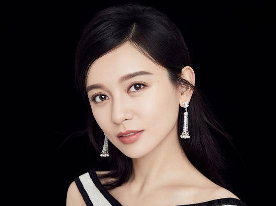 很抢眼,这不我一眼就认出了其中的两个女配角,一个是饰演女二号的施诗