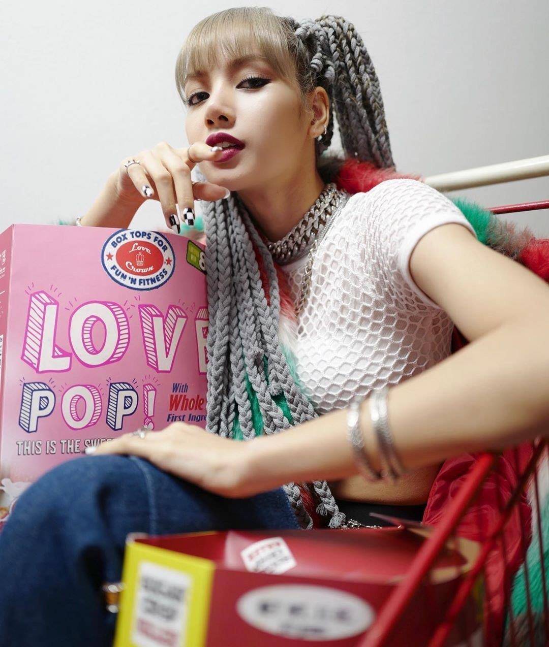 粉墨回归实感再次袭来lisa晒葬爱照清库存金发芭比非她莫属