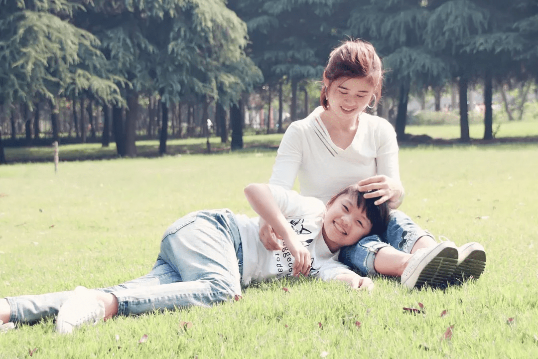 儿子:那您没时间陪我,难道就不能让我和同学一起玩吗?妈妈:你们今天