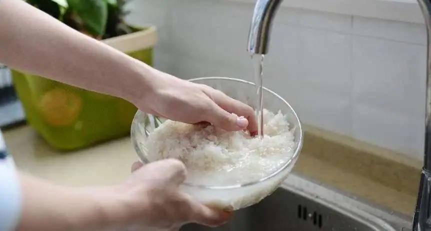 03生活用水家居布置中,生活用水与厕所用水要分开布管,有些人图省事