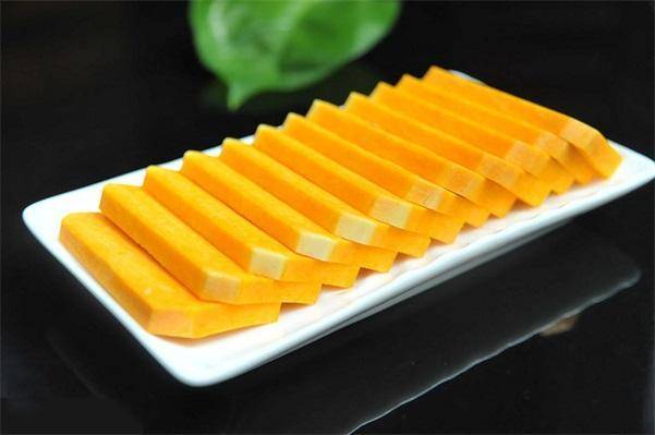 老南瓜:在此之前,小编真的很不喜欢火锅里煮有甜味的东西,但是自从尝