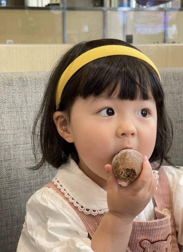 原创丸子妹被家长要求拍双马尾弹力摇网友骂其父母吸血为赚钱让粉丝摸