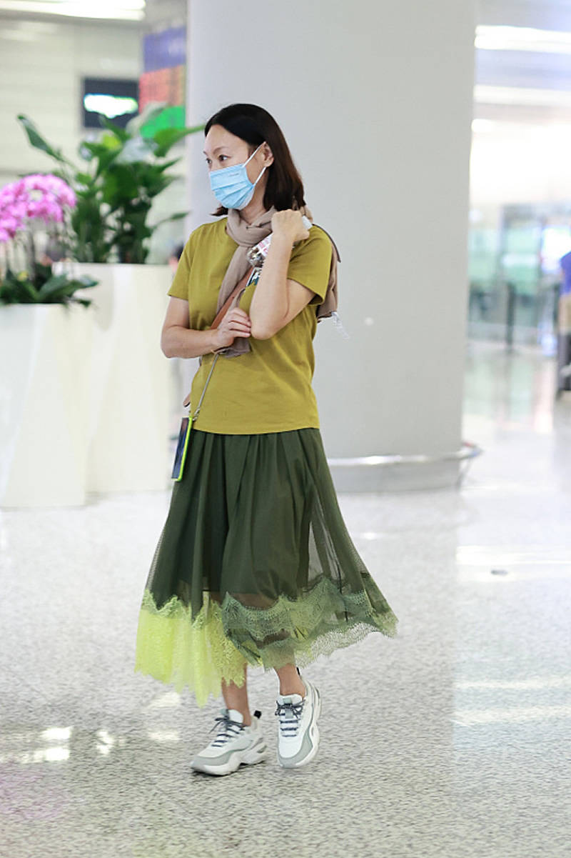 原创中年女士也可以穿纱裙配t恤舒适有型惠英红有好看示范