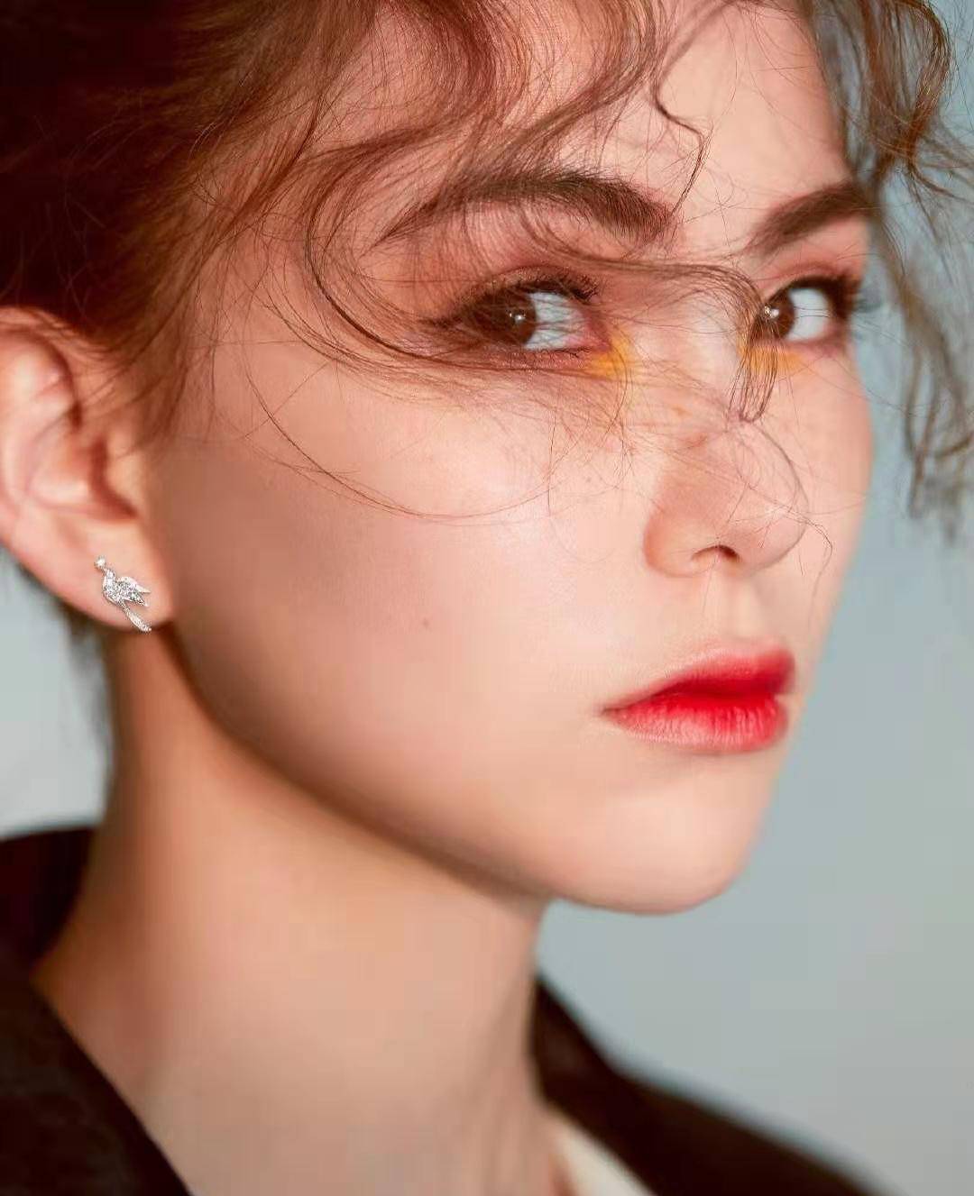 也有西方的美,深邃的眼眶很有feel,这次昆凌使用了橘色的眼睛,夸张的