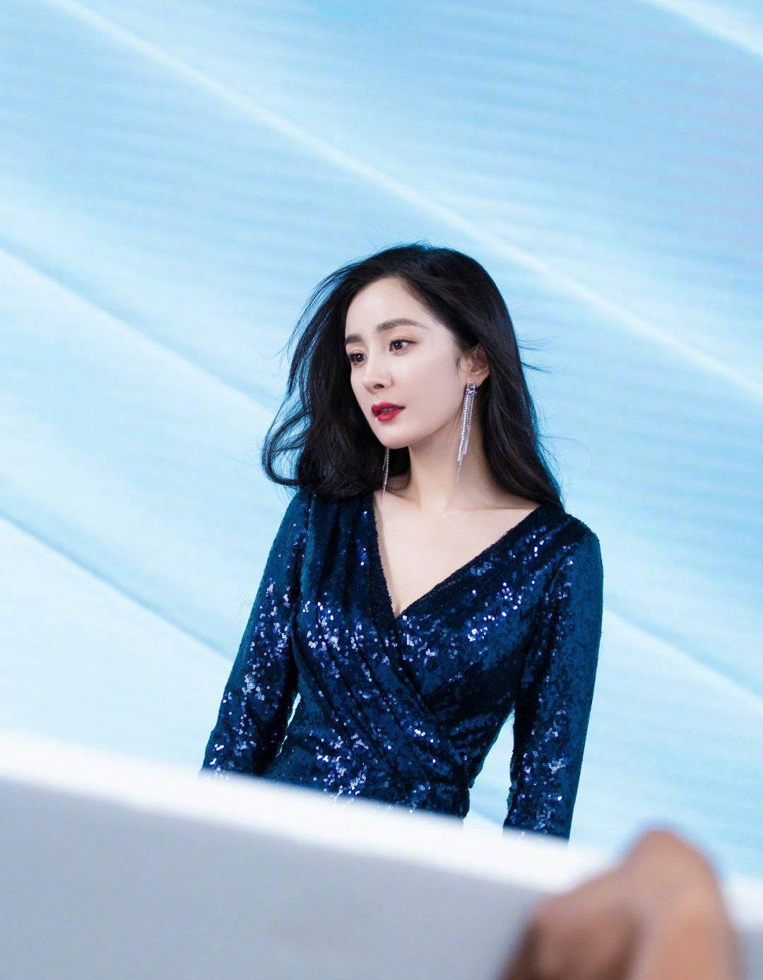 身材好辣!杨幂穿性感深v长裙亮相 前凸后翘超吸睛