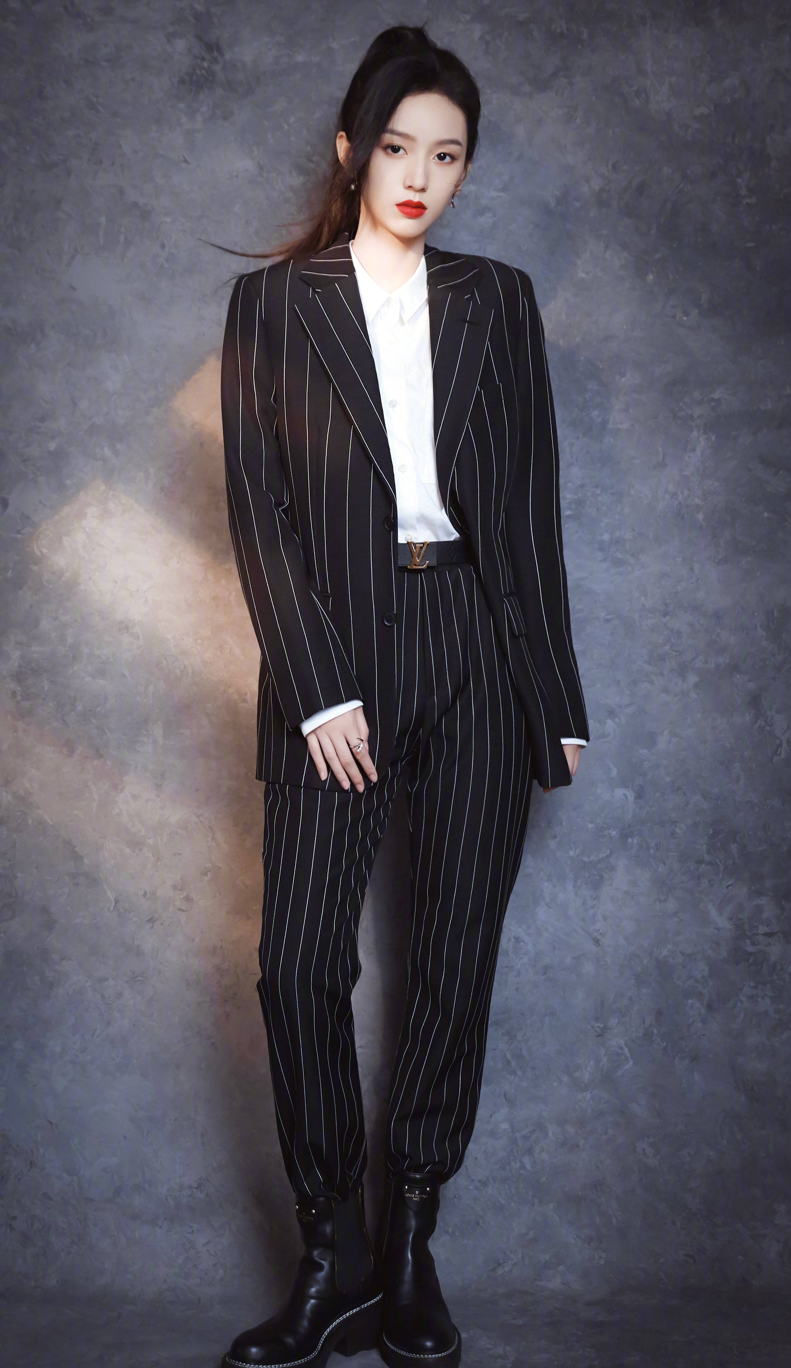 周也扎高马尾配红唇 利落西装展现女性美