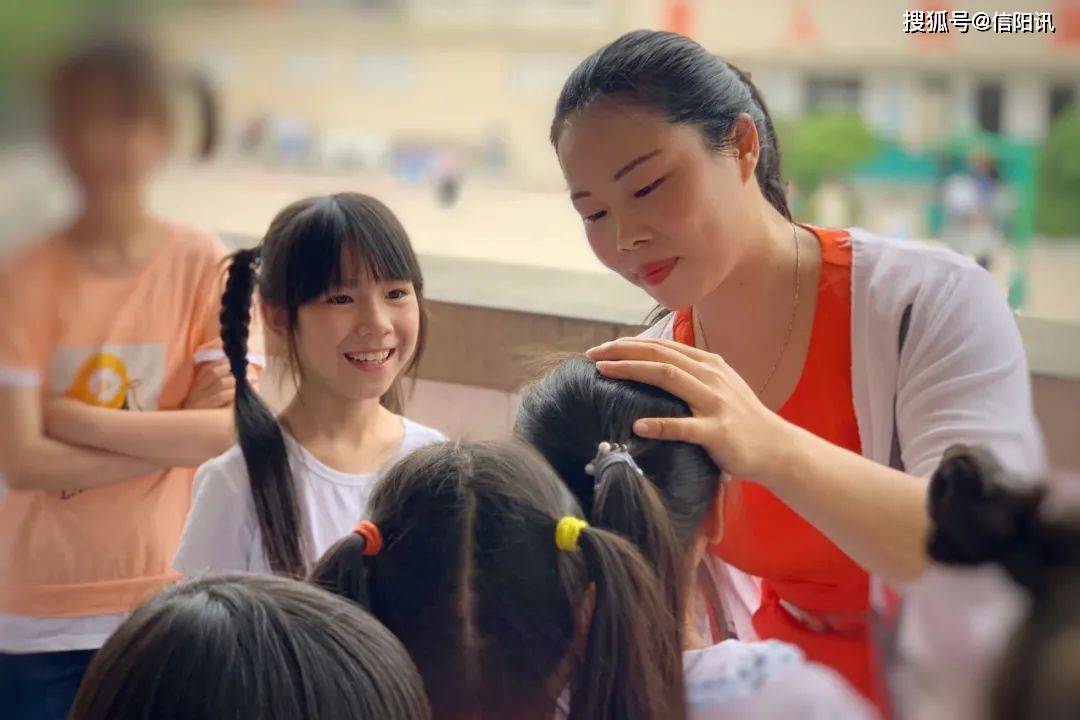 台上的小演员在认真表演台下的家长和同学们专注欣赏一张张可爱的笑脸