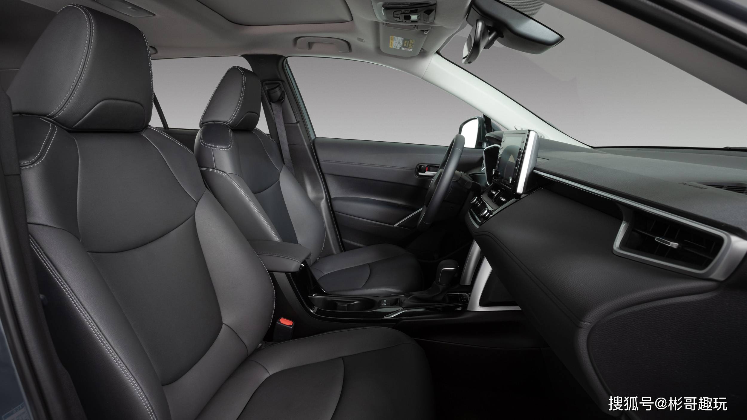 2022款卡罗拉cross官方图曝光填补了chr和rav4之间小型suv空白