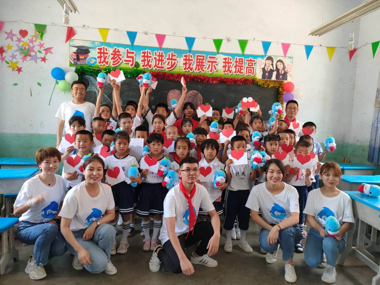 仪式上,常伟民总向师生们介绍了此次活动的宗旨,并表示将持续关注贫困