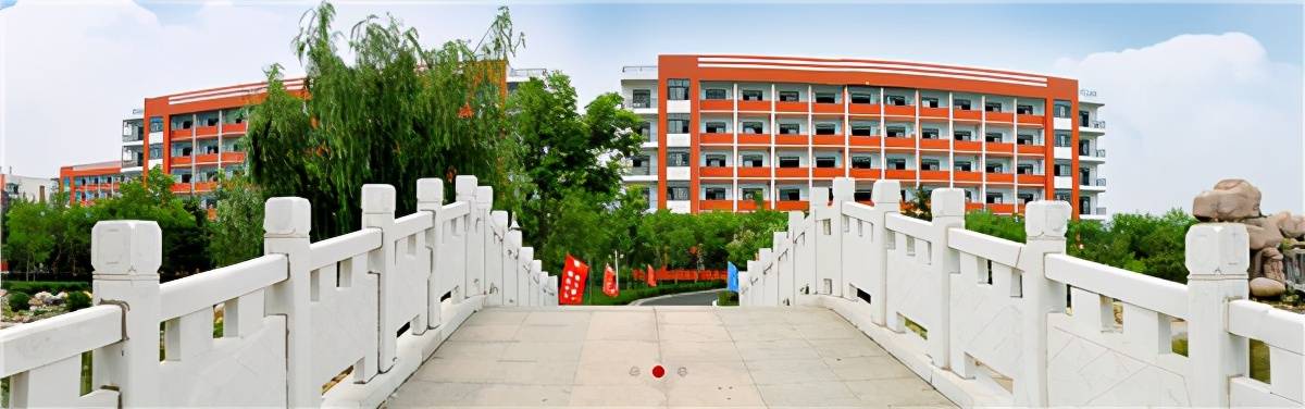 八年奋进,学校先后荣获:全国艺术教育先进单位,全国普法教育先进学校