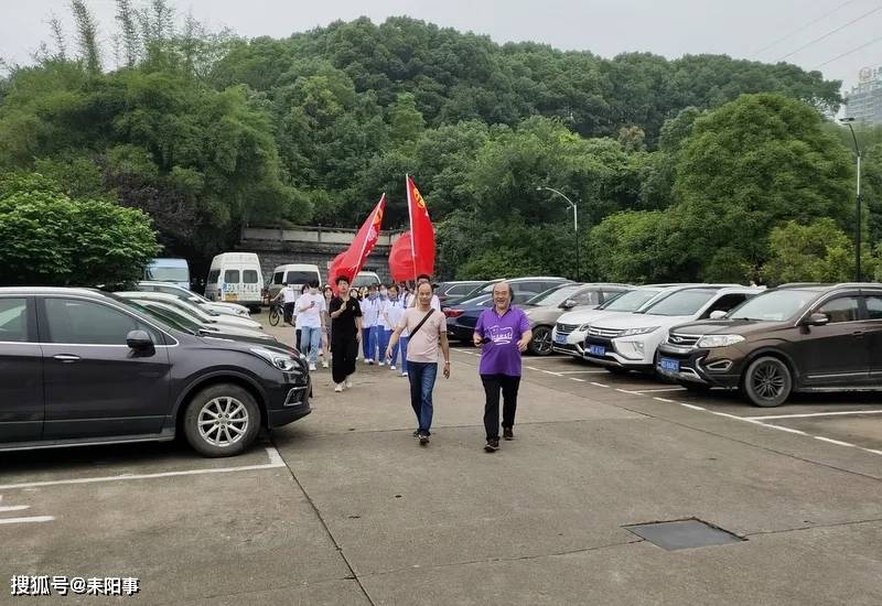 广东一高校老师校内驾车坠湖保卫处回应：坠湖老师人没事，车辆已吊出