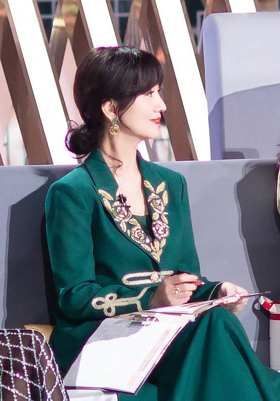 67岁赵雅芝靠气质美出高度一袭绿色套裙配短发演绎不老传奇