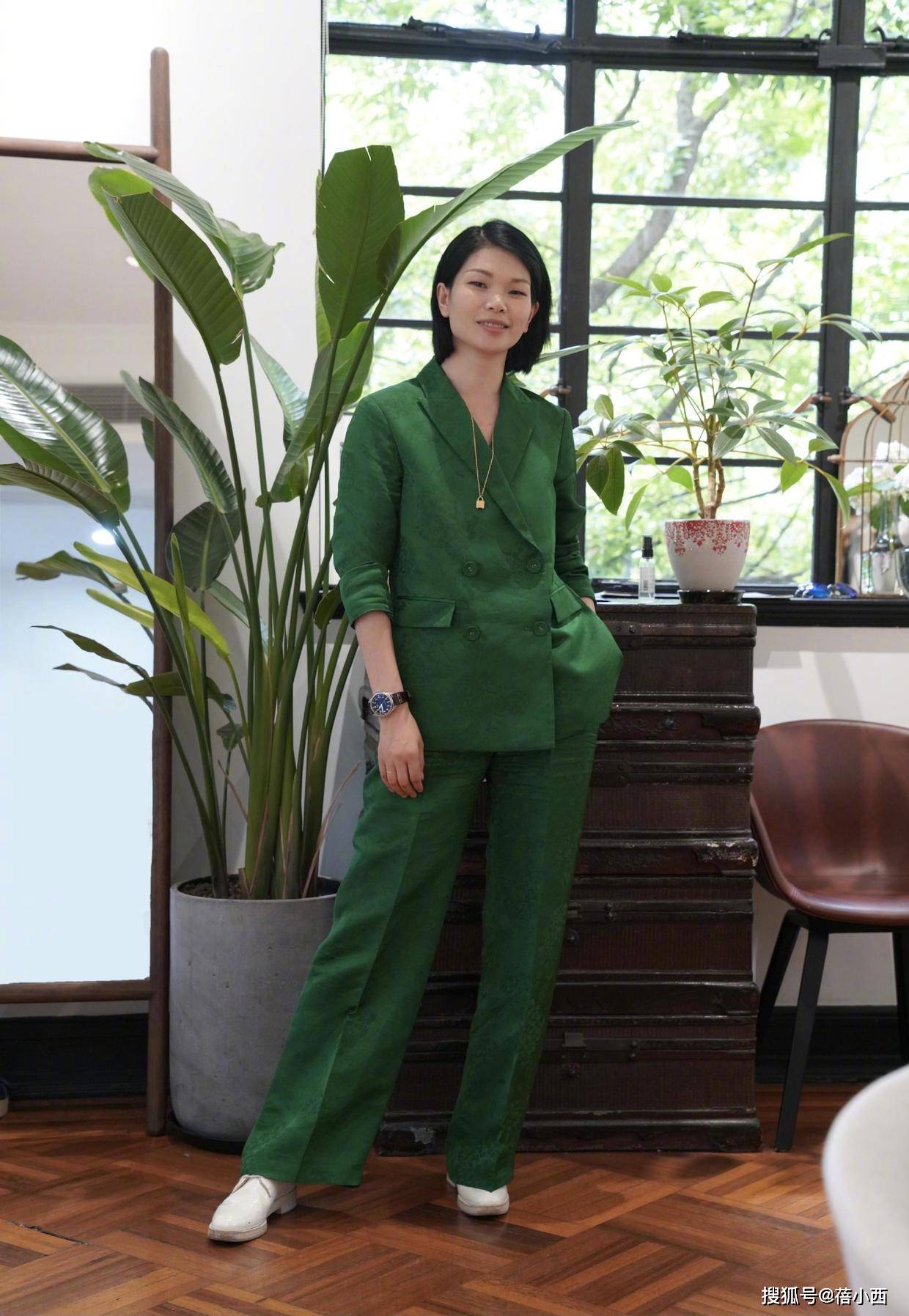 "丑模"吕燕气场真大,穿自创品牌西装裙套装,国际气质高端大气_身材