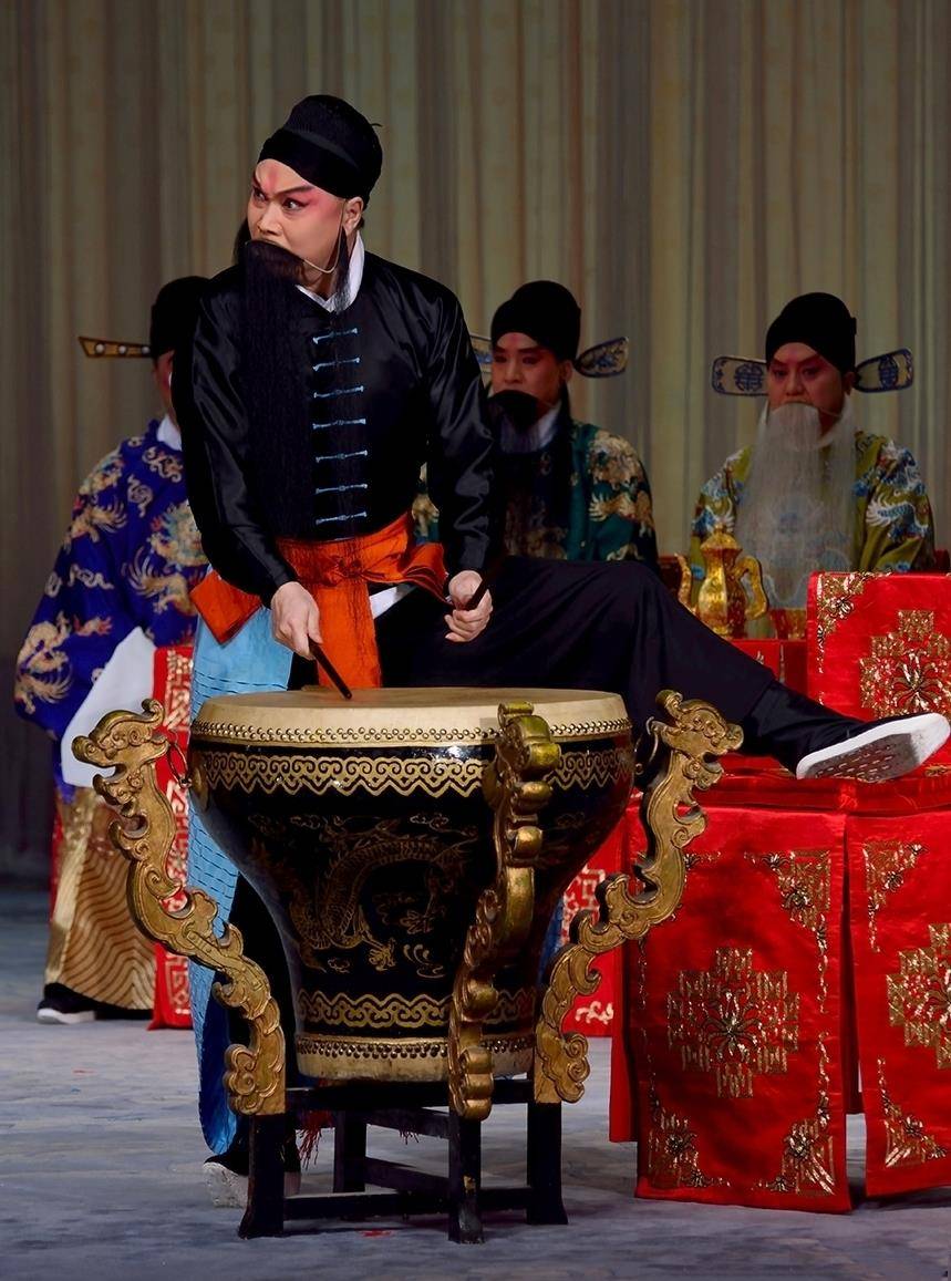 首先最初就有天津青年京剧团的雷英,因