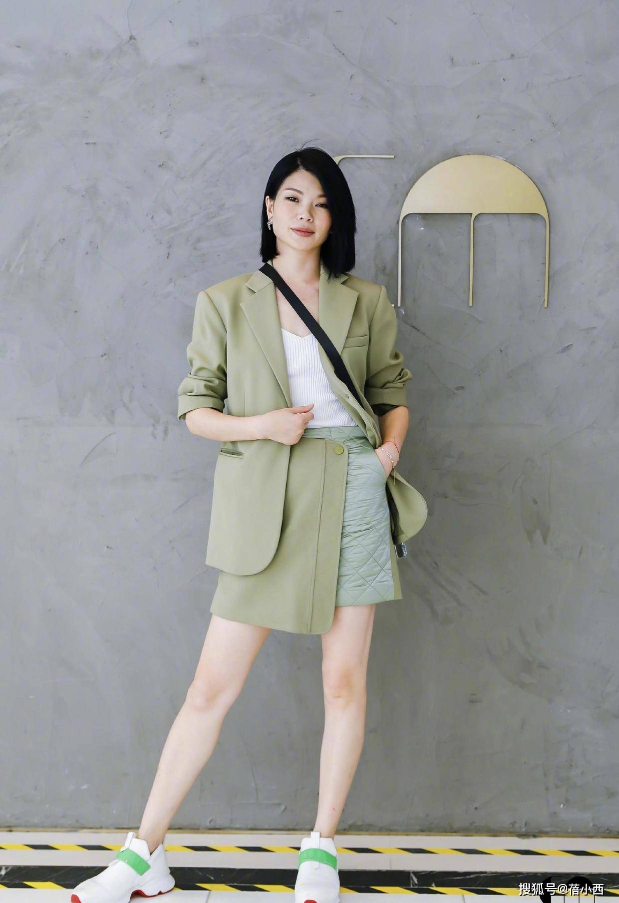 "丑模"吕燕气场真大,穿自创品牌西装裙套装,国际气质高端大气