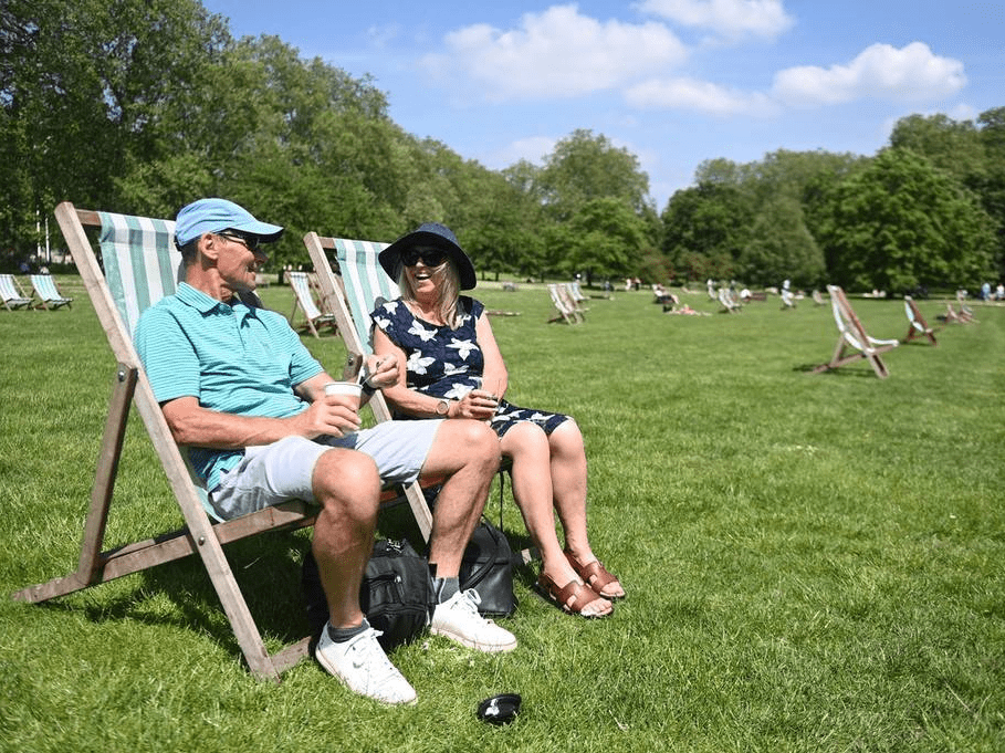 英国伦敦阳光明媚 居民公园里休闲惬意十足