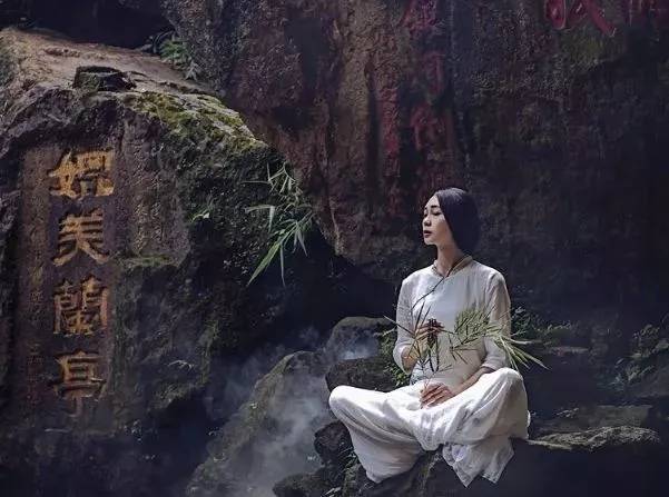 早婚易离的八字女命：命运与选择之间的纠葛
