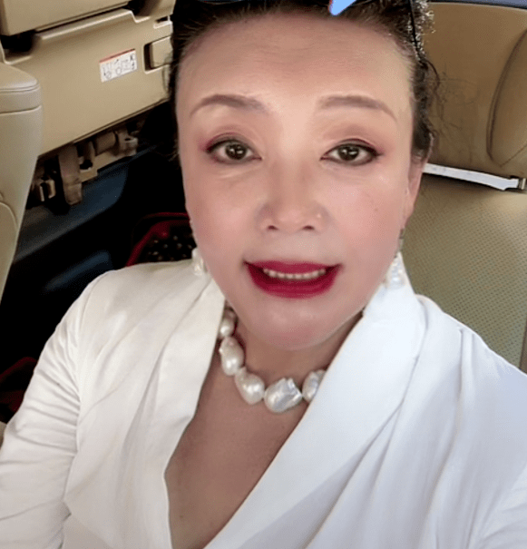 大s离婚!张兰直言汪小菲顾家没做亏心事,家里贴国旗从小教育孩子