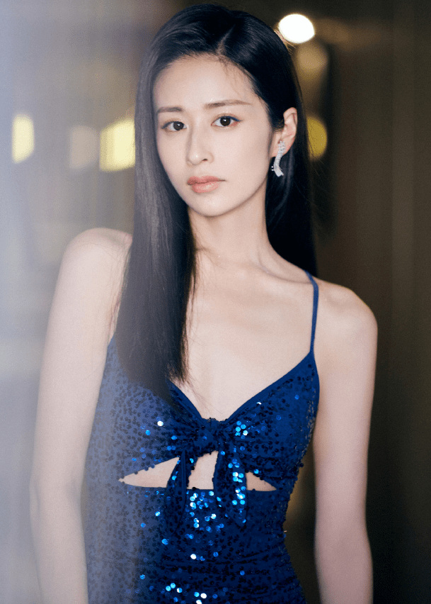 颖儿当妈后日渐不羁,礼裙故意剪出"三角形",有料身材惹人羡