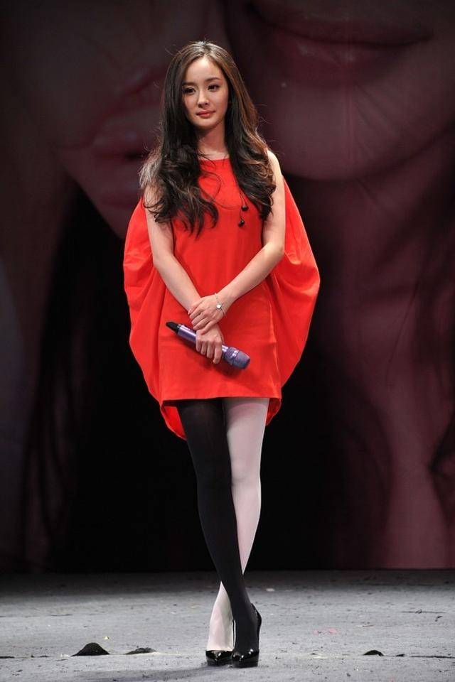 原创杨幂双色丝袜穿得真个性一黑一白好抢眼包臀裙大秀圆规腿