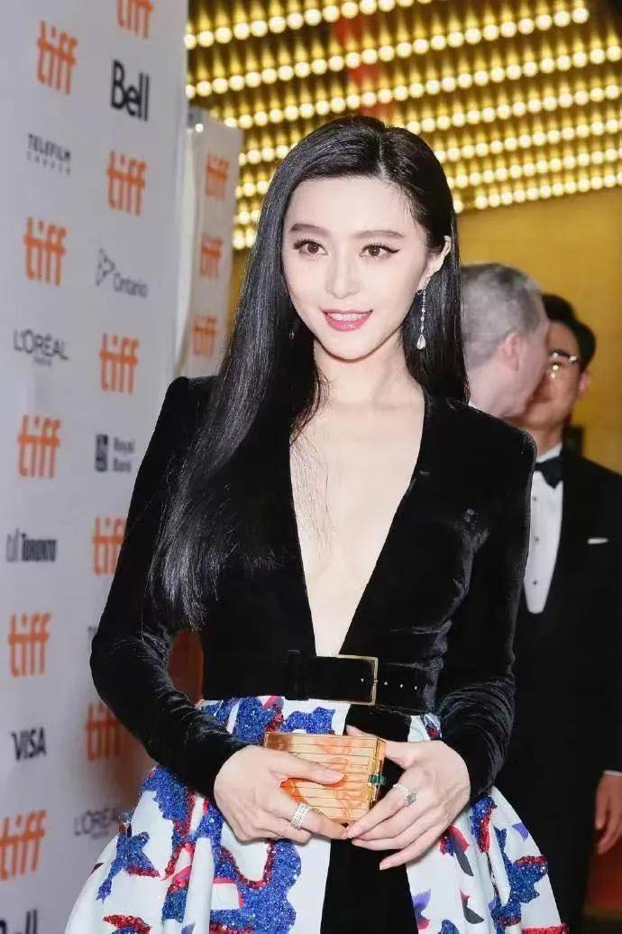 范冰冰穿黑色深v礼服搭配蓝色长裙!肤白貌美太性感妩媚