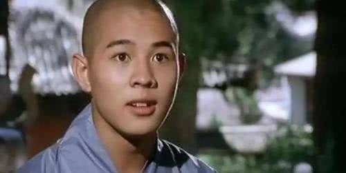 而在80年代众多少林高僧里,名气最响亮的还是一位叫"海灯法师"的和尚.