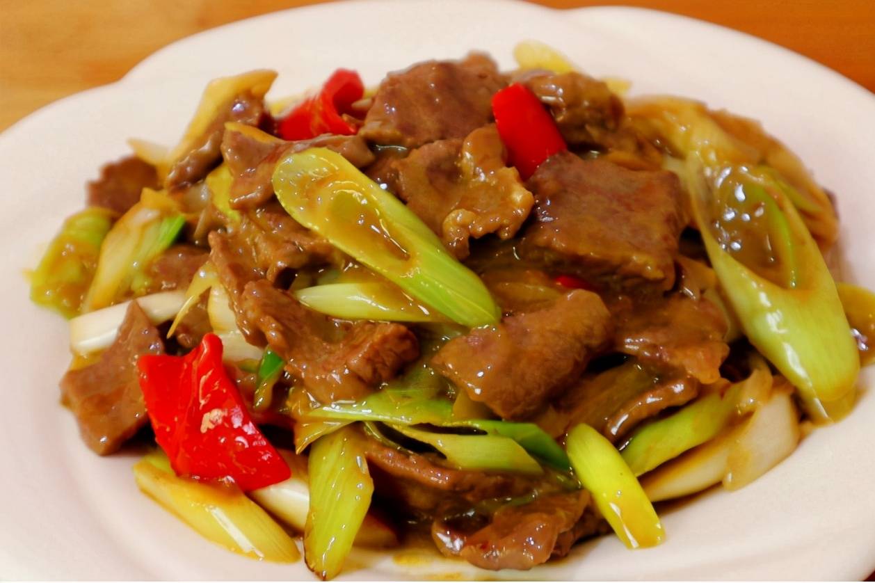 牛腩3,再热锅放入姜末炝锅,放入红尖椒煸炒,出红油后再放入土豆块