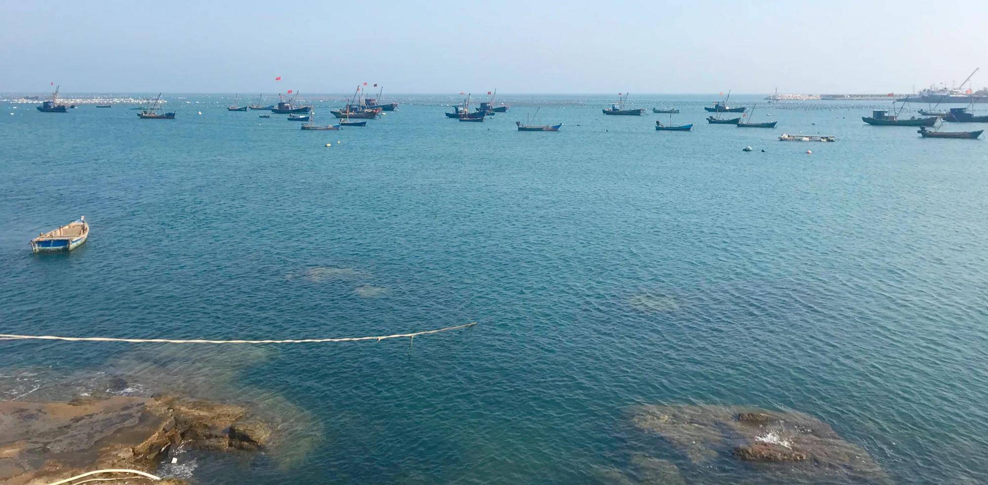 交通可在長島港大堤北側的漁港租快艇或漁船或是參加海上游線路前往