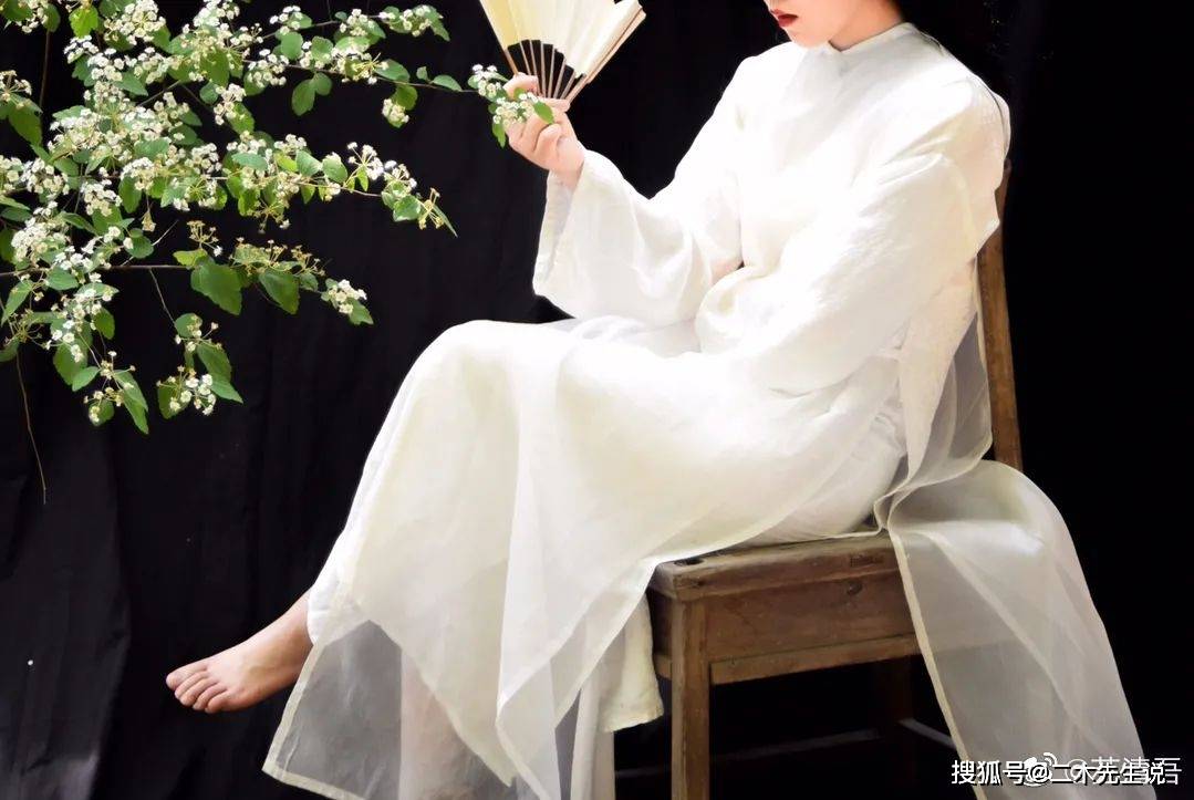 生活的热爱也让他活出了和前段时间炮火的博主,李子柒一样的美丽质感