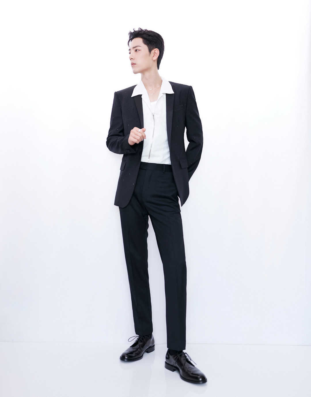 原创肖战出席拾光盛典,闪钻西装怼脸杀笑容,祝福高考都能考出好成绩