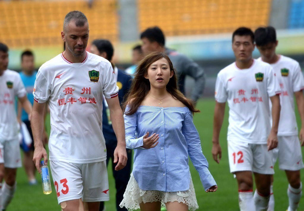 李建利这样写道:"贵州队从中甲三连胜到6轮不胜,和球队长期欠薪有直接