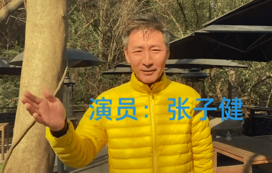 "元芳"张子健近况曝光,身型暴瘦满头白发,受伤坐轮椅跷二郎腿