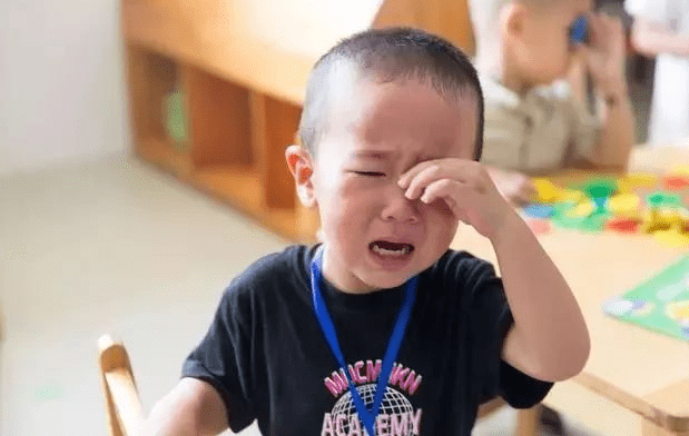 带娃如何让孩子少哭闹 9e50cb777b38492596fffff029157b4c.png