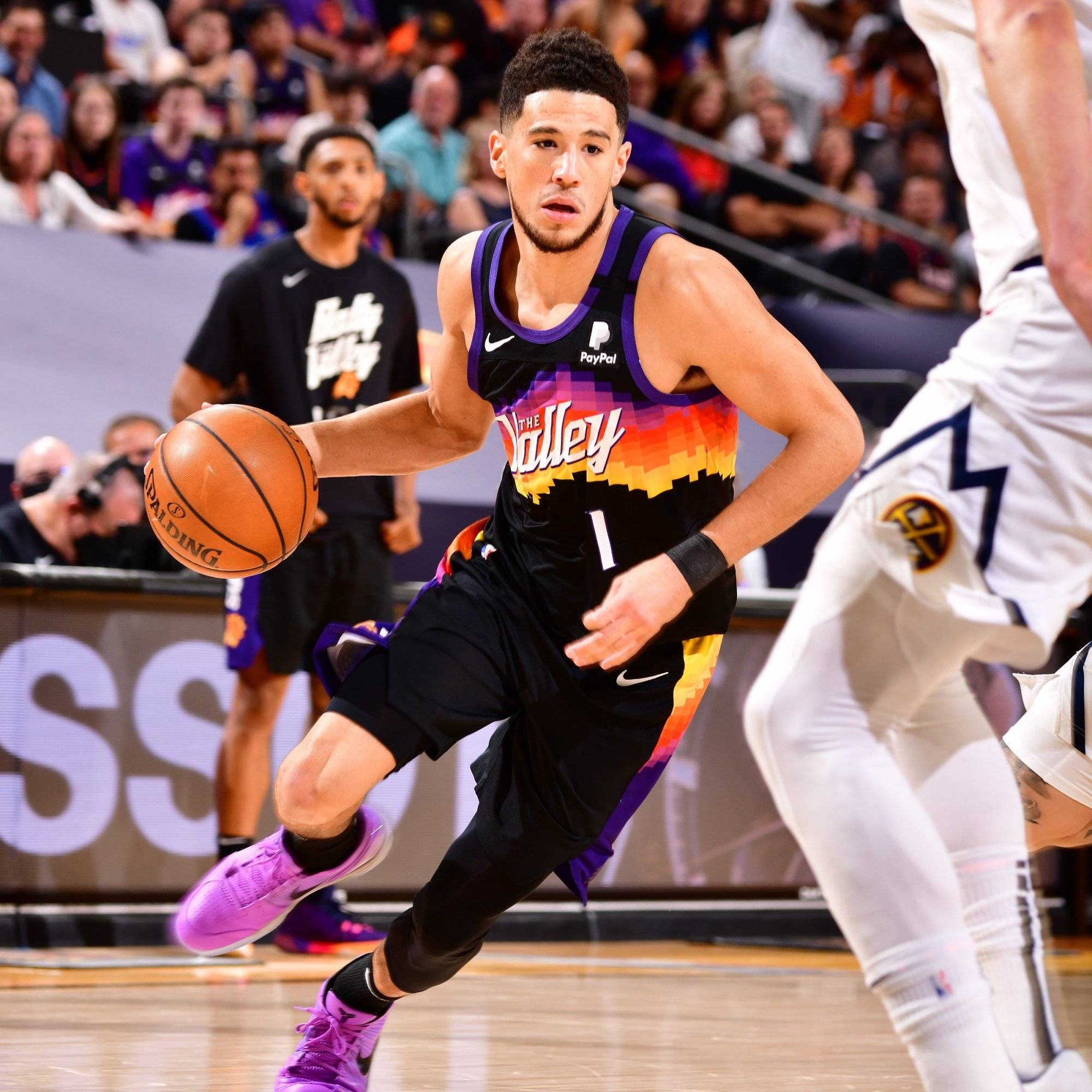 原创造16-0,12中8砍21 8!布克再现躺地庆祝,詹皇球衣没送错人