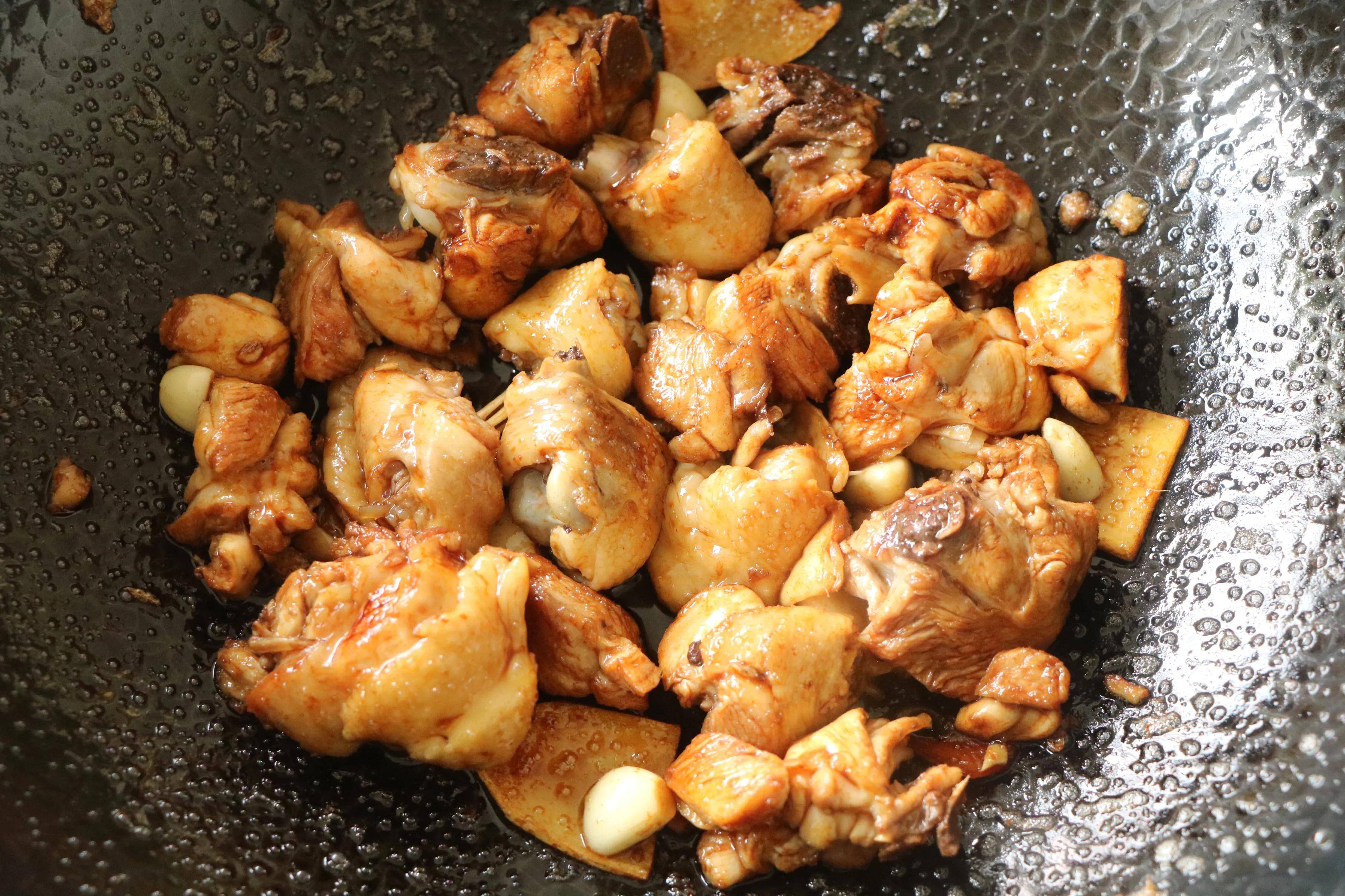 天气热没食欲,一定要试试这道菜,汤汁多好下饭,一周吃3次不腻_鸡块