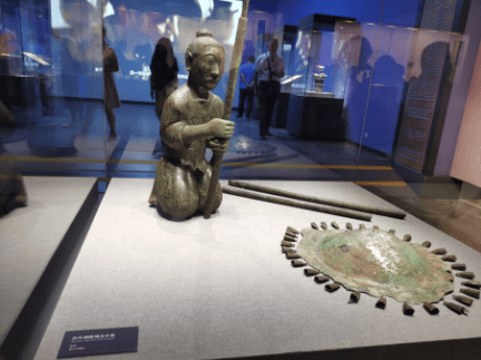 "执伞俑"正面向广大市民进行征名.张蕊/摄