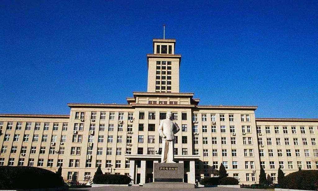 张伯苓对于南开大学的发展尽心尽力,使作为一所私立大学的南开在成立