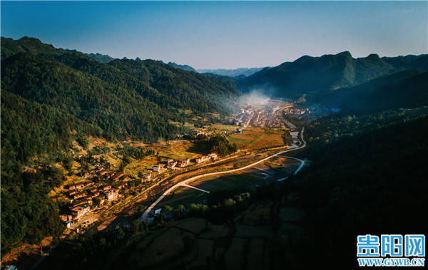 掌布风景区属于平塘国家地质公园的一部分,距平塘县城64公里,从贵阳