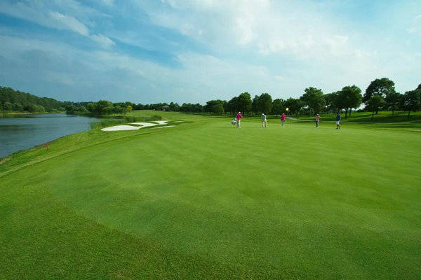 在绿草茵茵的双山高尔夫球场,挥杆击球,呼吸着清新的空气,享受这项