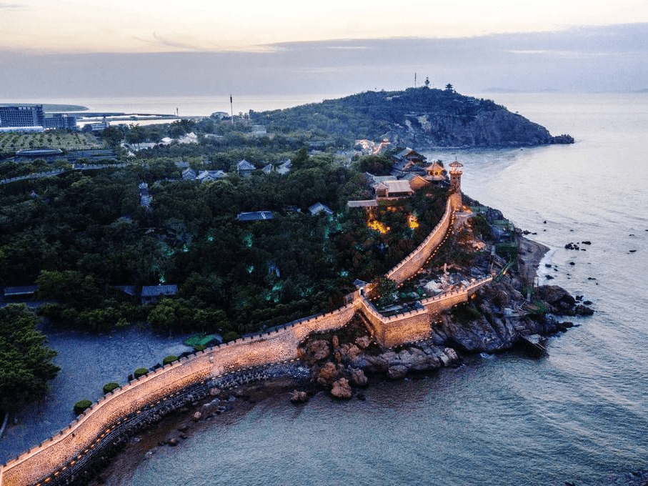 航拍山东烟台蓬莱阁夜景 流光溢彩美不胜收-搜狐大视野-搜狐新闻