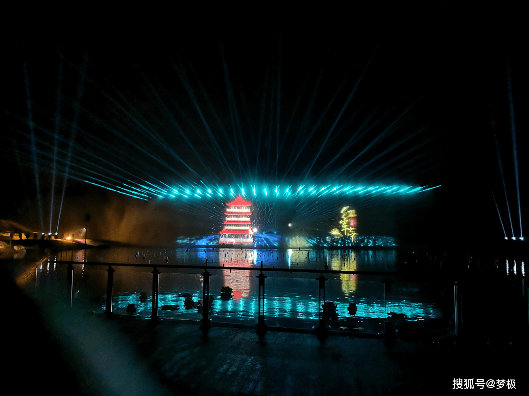 由白宝强导演的莲花湖圣莲华彩水水舞光影秀在达州莲花湖上演