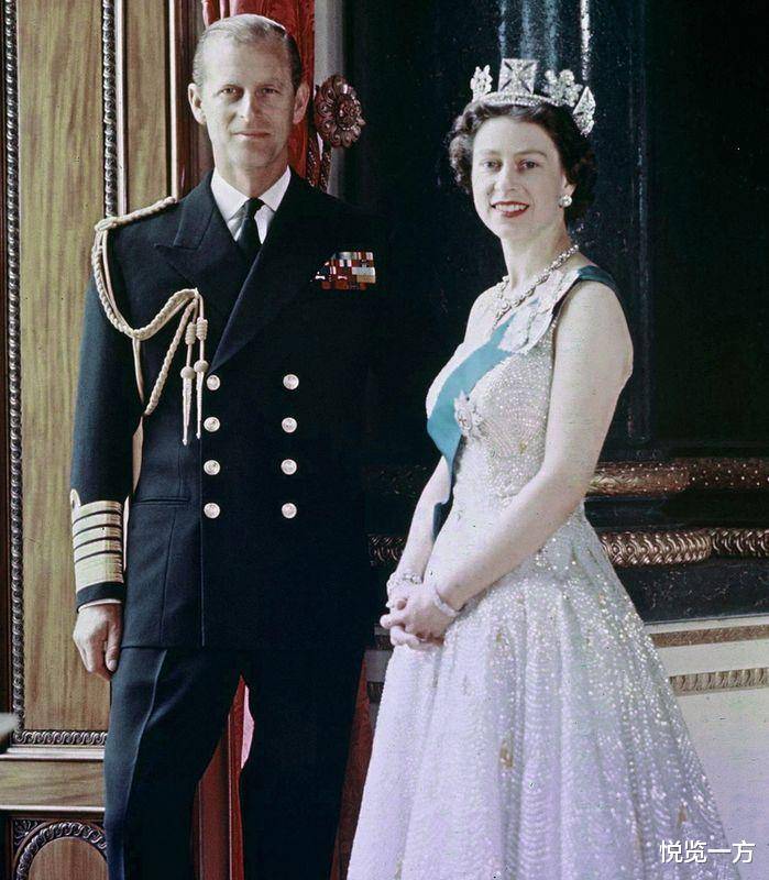 伊丽莎白二世观玫瑰种植 纪念已故丈夫诞辰100周年 温馨时刻回顾