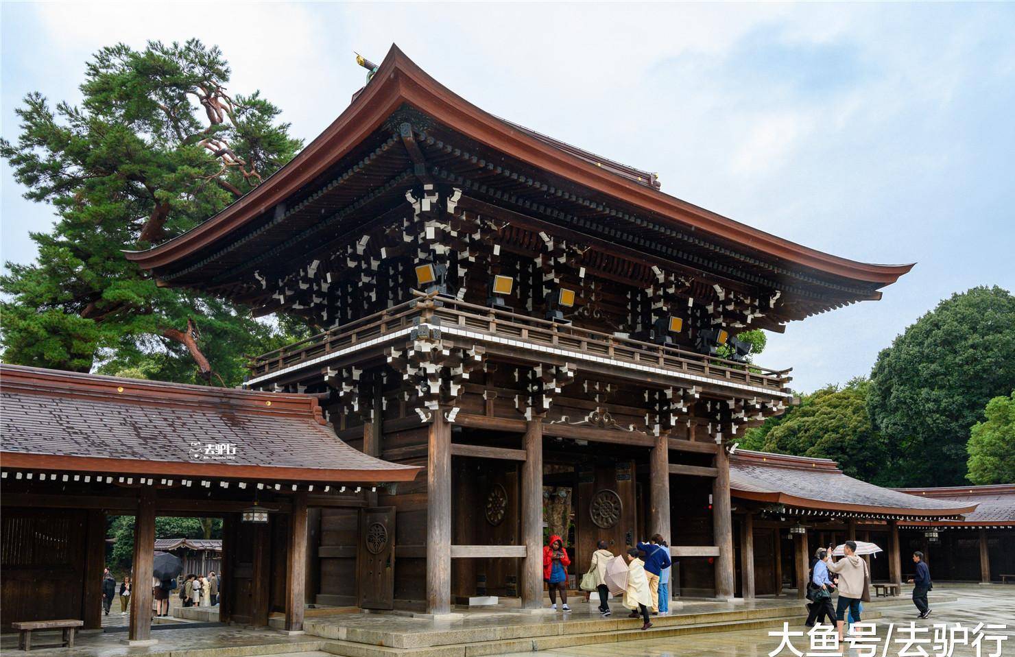 供奉天皇的日本神社：牌坊砍自台湾千年古树，却吸引中国游客祈福_手机