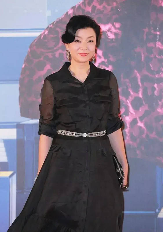 原创61岁陈玉莲气质超凡搭配黑色礼服高贵迷人钻石腰带轻松抢镜