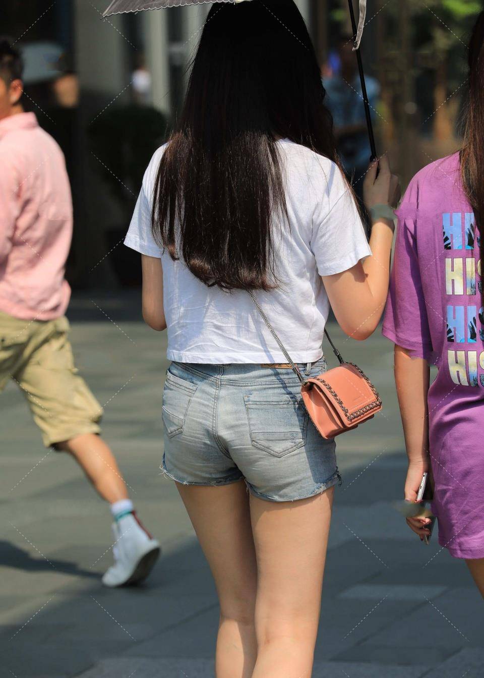 原创白色小吊带搭配牛仔短裤显得年轻尽显气质